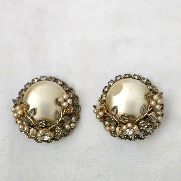 Vintage Estate Baroque Faux Pearl Gold Tone Leaves Rhinestones Plug Earrings - Picture 6 of 10